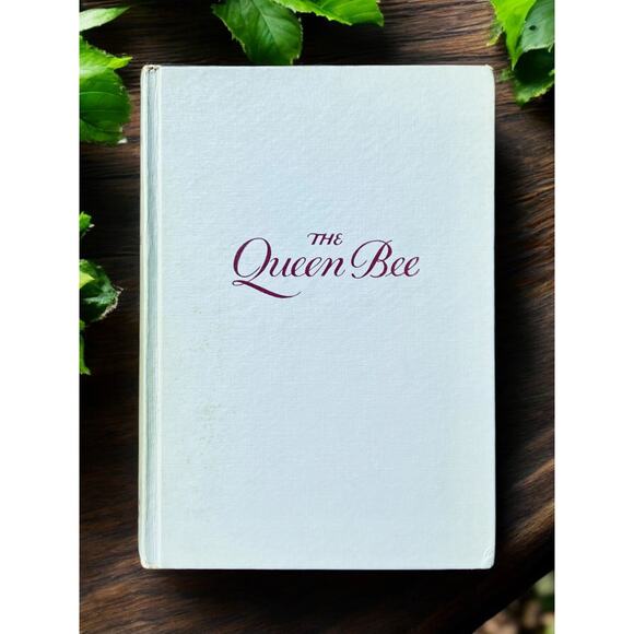 The Queen Bee by Edna Lee-1940s Vintage Book-Gothic Novel-Styling Piece-Decor - Picture 1 of 6
